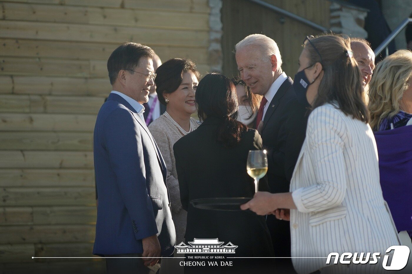 본문 이미지 - G7 정상회의 참석차 영국 콘월을 방문 중인 문재인 대통령과 부인 김정숙 여사가 12일&#40;현지시간&#41; 조 바이든 미국 대통령과 대화를 나누고 있다. &#40;청와대 페이스북 갈무리&#41;. ⓒ 뉴스1