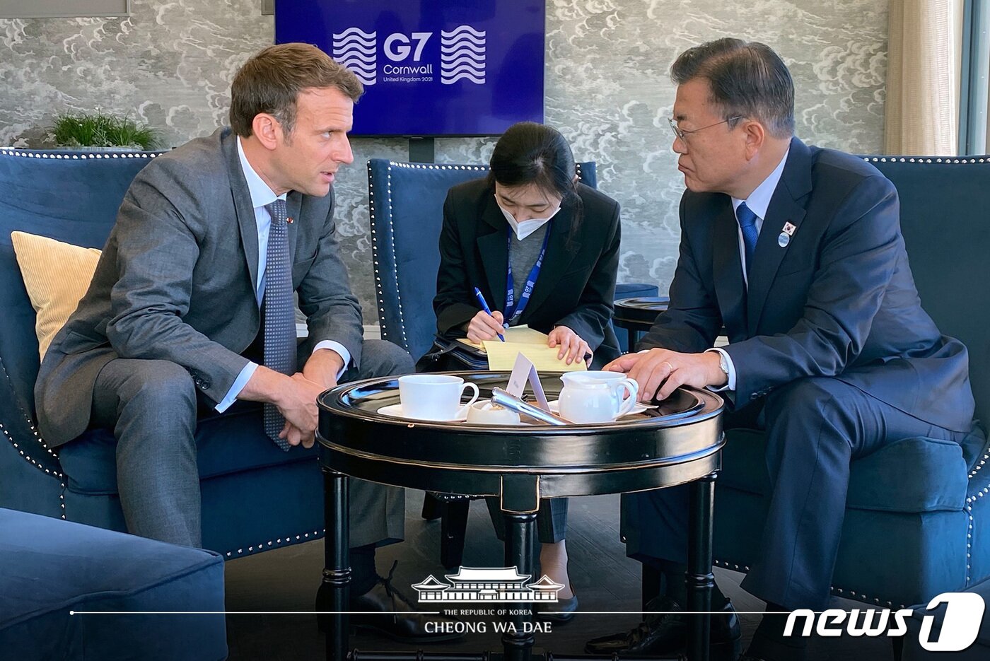 본문 이미지 - G7 정상회의 참석차 영국을 방문 중인 문재인 대통령이 13일 오전&#40;현지시간&#41; 영국 콘월 카리스베이 정상회담 라운지에서 마크롱 프랑스 대통령과 약식회담을 갖고 있다. &#40;청와대 페이스북&#41; 2021.6.13/뉴스1
