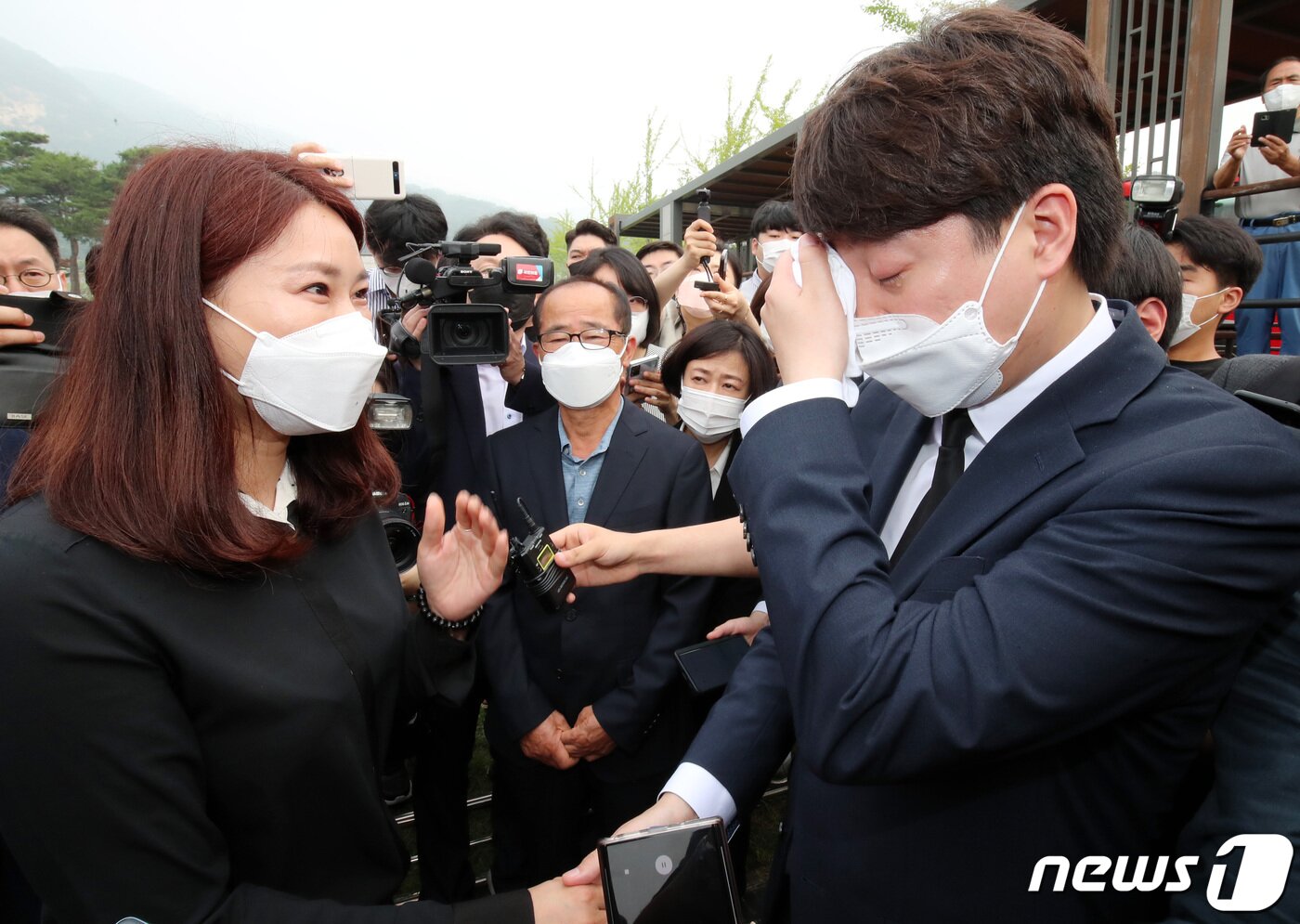 본문 이미지 - 국민의힘 이준석 신임 대표가 당 지도부와 함께 14일 오전 대전 유성구 국립대전현충원 천안함 46용사 묘역을 참배한 뒤 유가족과 대화를 나누는 중에 눈물을 닦고 있다. 김기태 기자