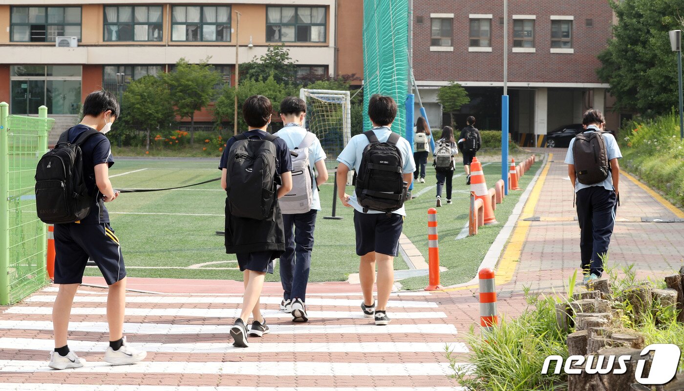 본문 이미지 - 수도권 중학교 등교수업이 확대된 14일 서울 동대문구 장평중학교에서 학생들이 등교를 하고 있다. 2021.6.14/뉴스1 ⓒ News1 사진공동취재단