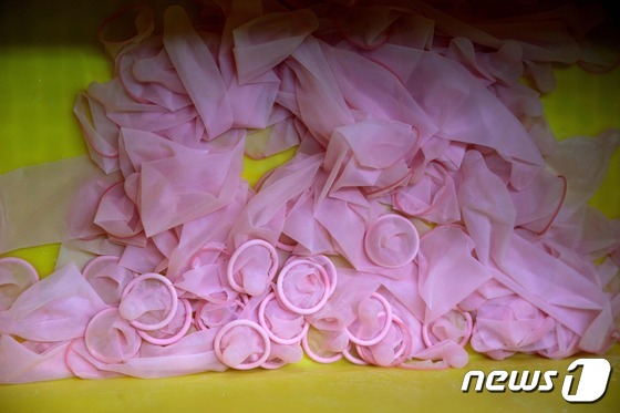 일본 사가미고무공업의 콘돔. © AFP=뉴스1