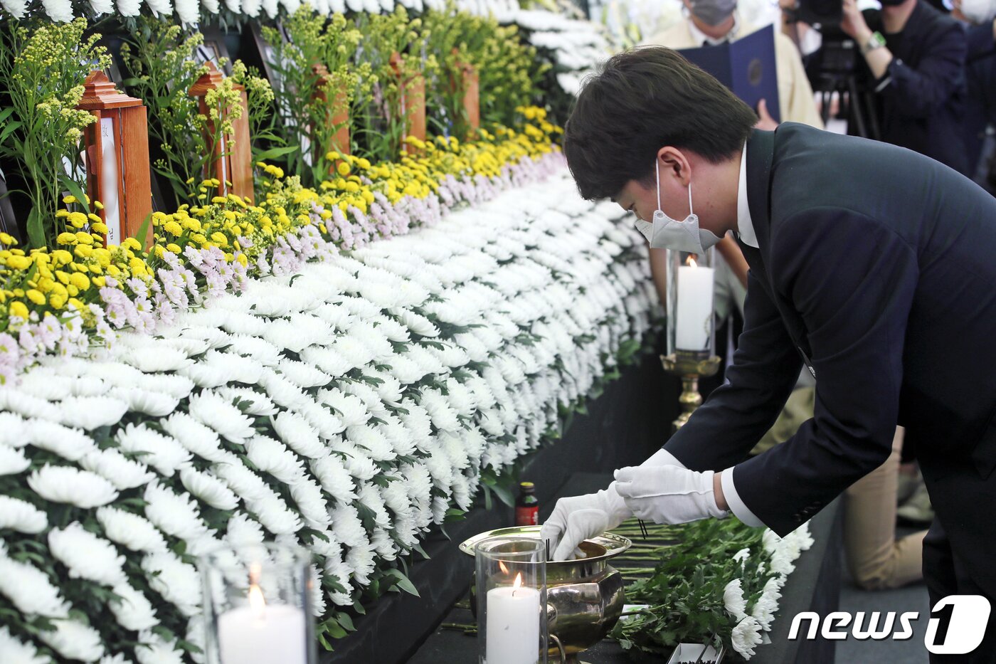 본문 이미지 - 이준석 국민의힘 당 대표가 14일 오전 광주 동구청에 마련된 학동4구역 재개발 붕괴 참사 희생자 합동분향소에서 당 지도부와 참배하고 있다.  황희규 기자