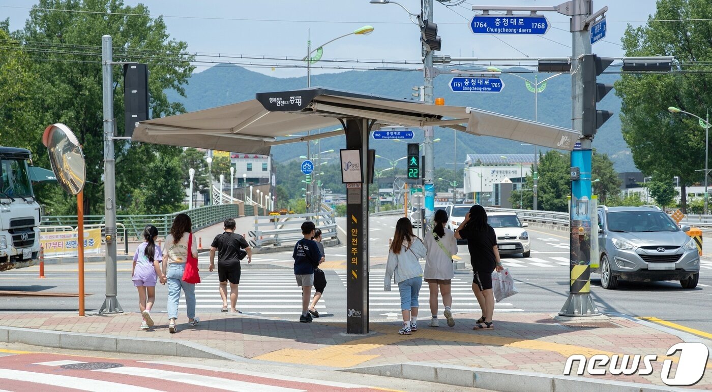 본문 이미지 - 주요 도로변에 설치한 스마트 그늘막.(증평군 제공)ⓒ 뉴스1