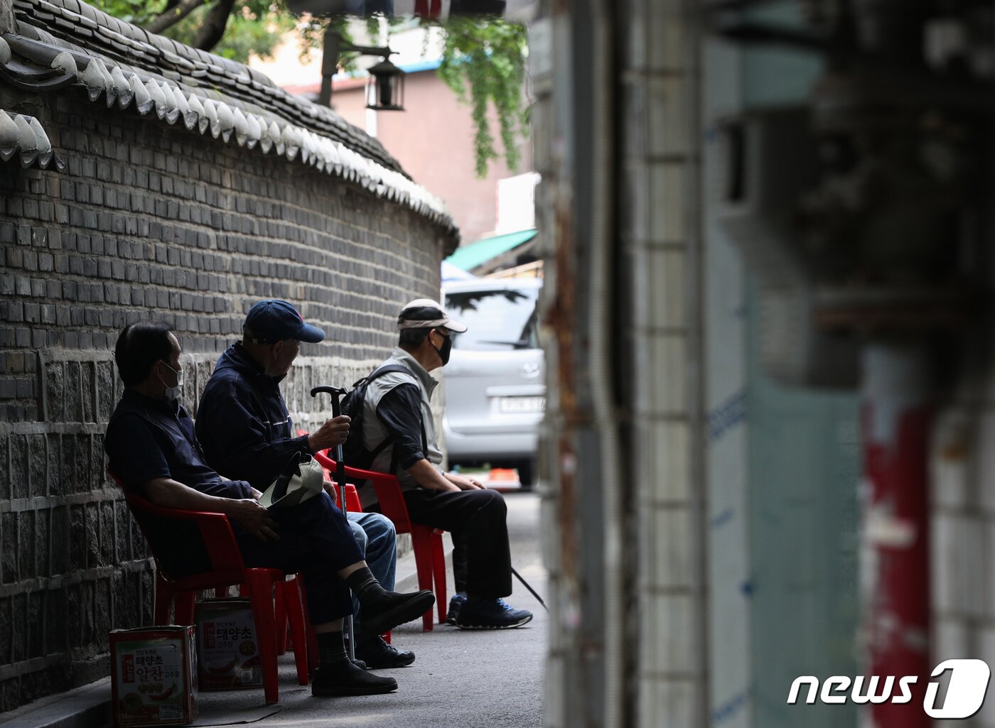 본문 이미지 - 노인학대 예방의 날을 하루 앞둔 14일 오후 서울 종로구 탑골공원에서 어르신들이 휴식을 취하고 있다.   2021.6.14/뉴스1 ⓒ News1 신웅수 기자