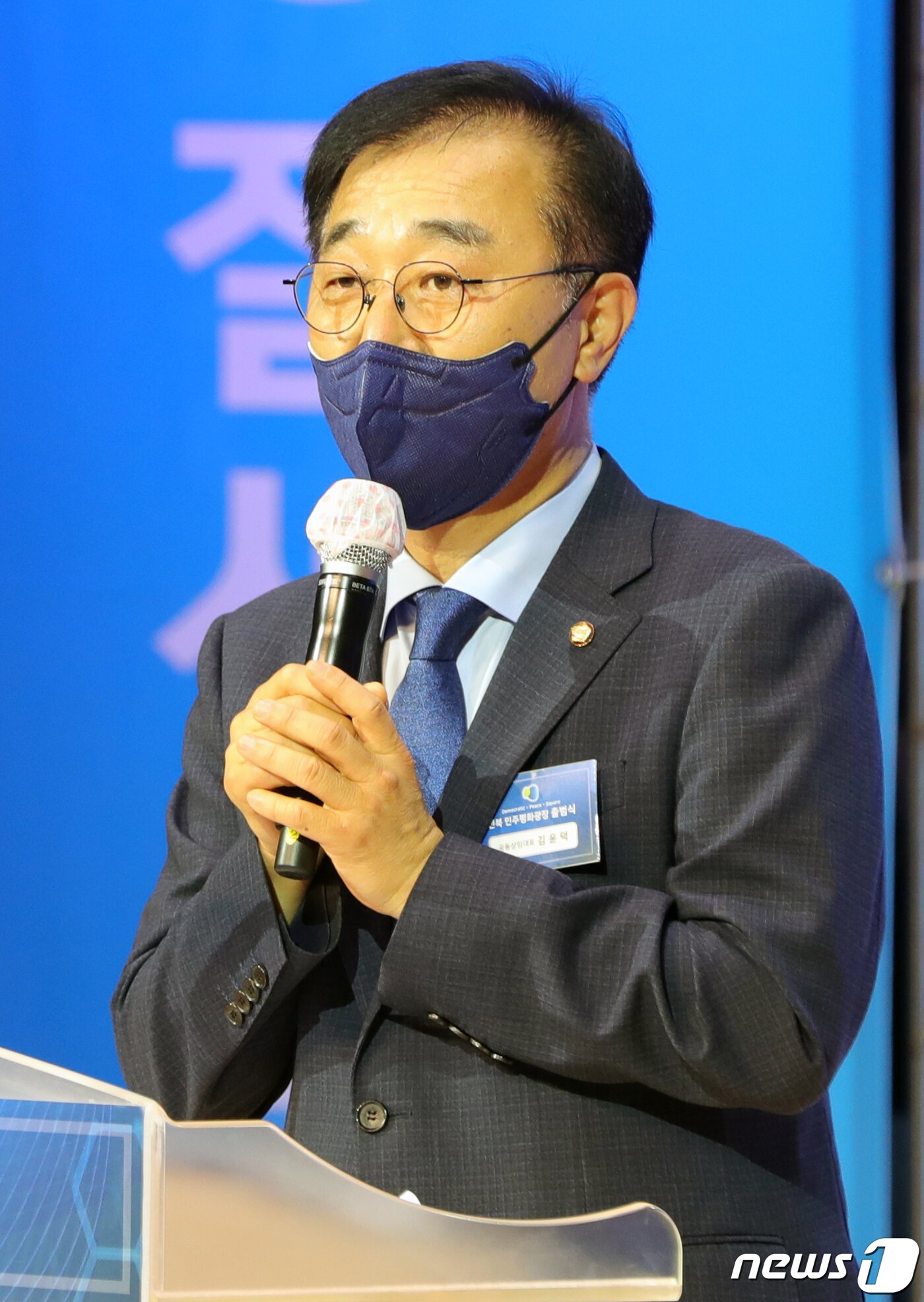 본문 이미지 - 김윤덕 더불어민주당 의원이 14일 전북 전주시 전주교대 황학당에서 열린 '전북 민주평화광장 출범식'에 참석해 상임대표 출범사를 하고 있다. 2021.6.14/뉴스1 ⓒ News1 유경석 기자