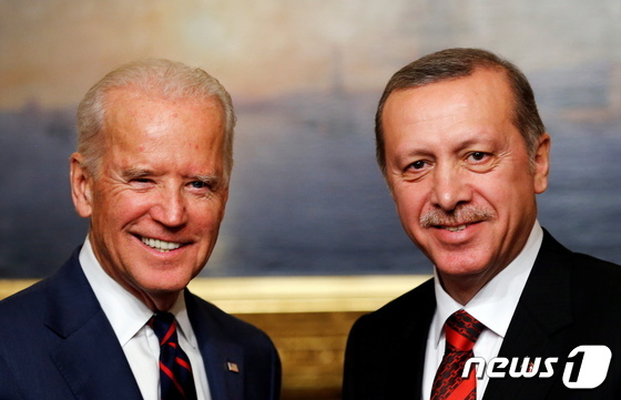 바이든 미국 대통령(좌)과 레제프 타이이프 에르도안 터키 대통령. © 로이터=뉴스1 © News1 정윤영 기자