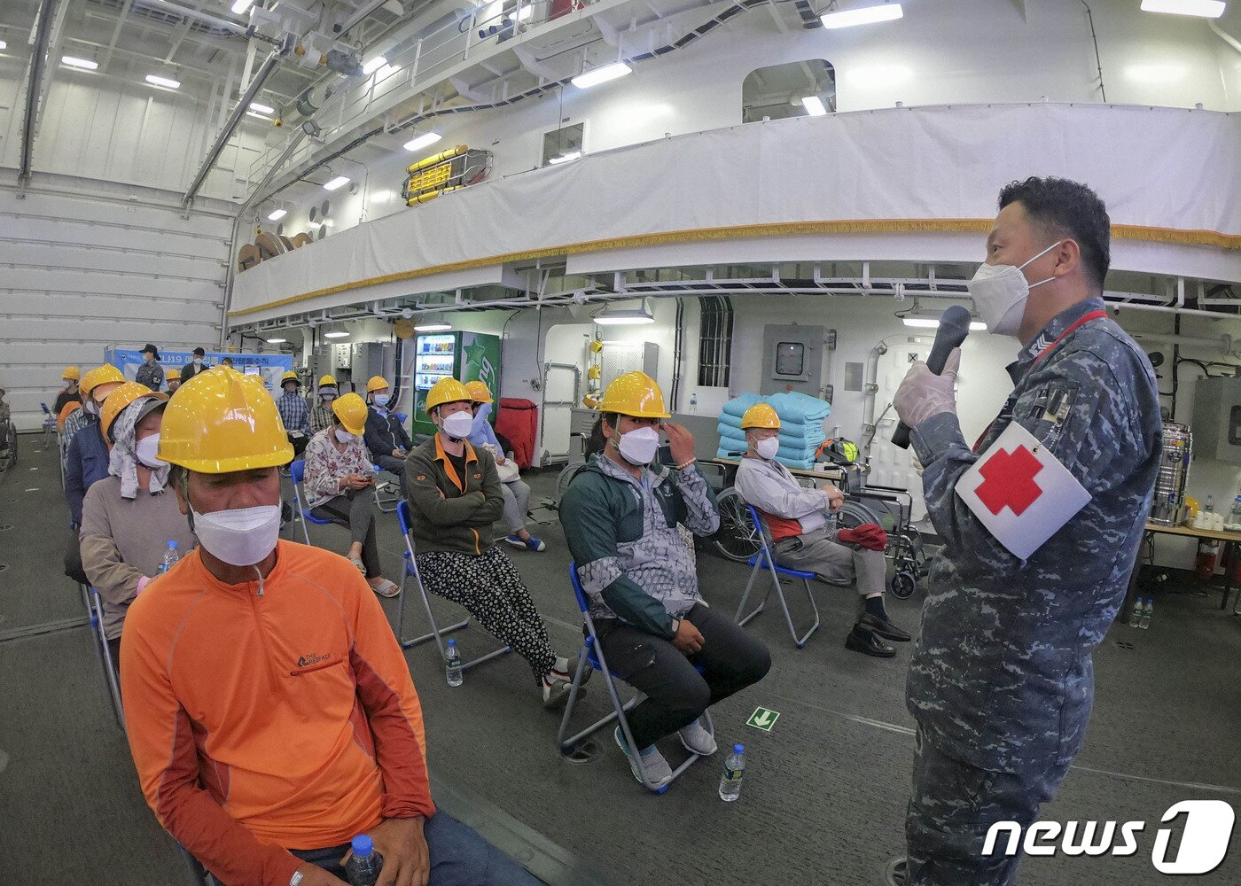 본문 이미지 - 정부가 해군함정인 한산도함을 활용해 백신 접종이 어려운 25개 섬 지역 30세 이상 주민을 대상으로 백신 접종을 시행한 14일 한산도함에 오른 가사도 주민들이 백신 접종 후 이상반응 관찰을 위해 지정장소에서 대기하고 있다.(해군 제공) 