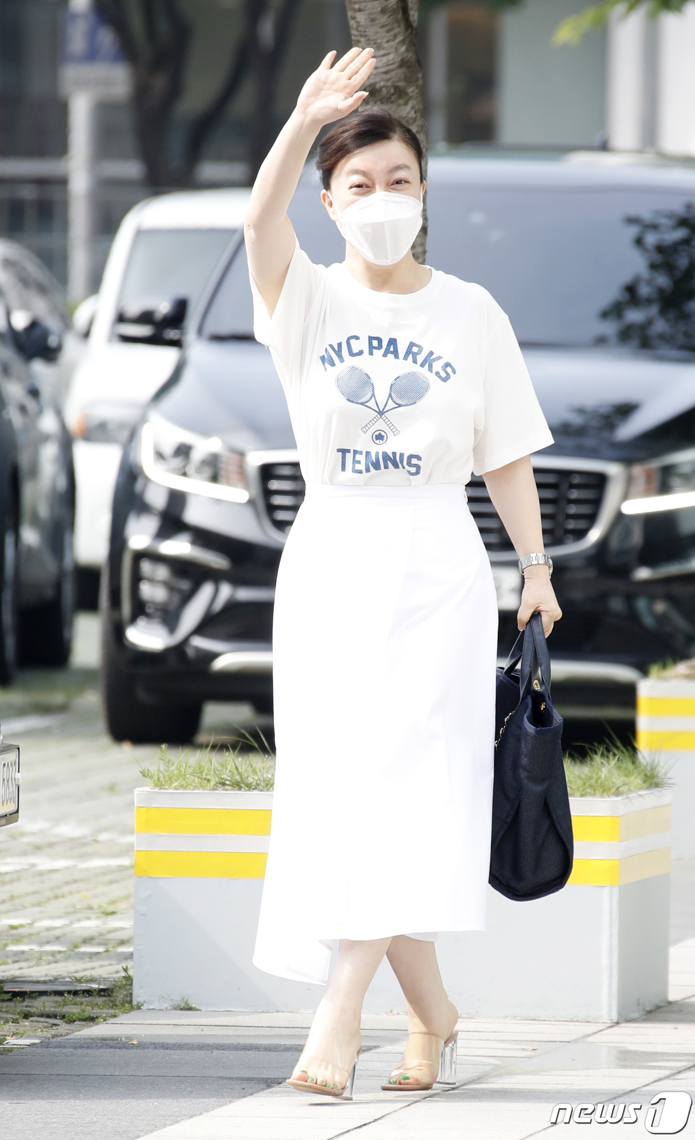 (서울=뉴스1) 권현진 기자 = 방송인 최화정이 14일 서울 양천구 목동SBS에서 방송된 라디오 '최화정의 파워타임'을 마친 뒤 퇴근을 하고 있다. 2021.6.14/뉴스1