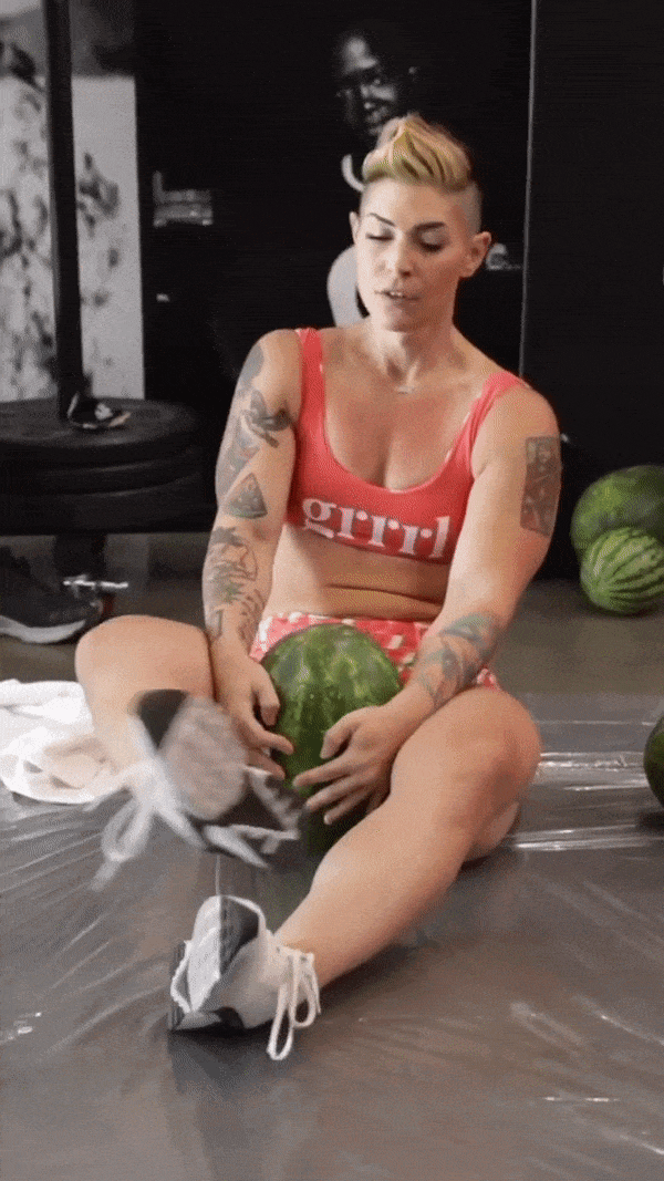 본문 이미지 - 미국 보디빌더 코트니 올슨(39)이 약 7초 만에 수박 3통을 허벅지로 쪼개 화제다. (코트니 올슨 트위터 갈무리) ⓒ 뉴스1