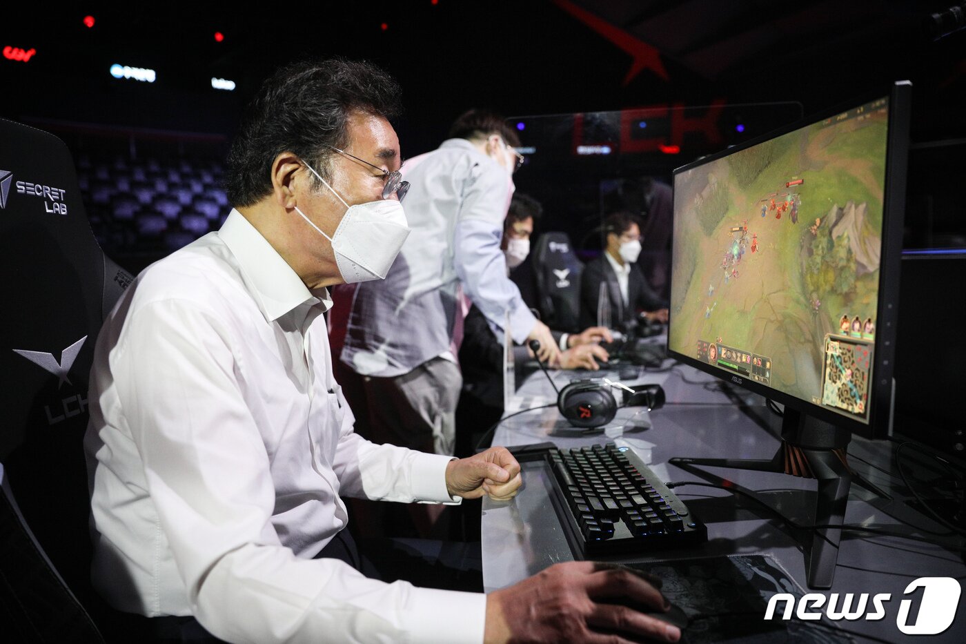 본문 이미지 - 이낙연 전 더불어민주당 대표가 14일 서울 종로구 '롤파크'에서 리그오브레전드 게임을 체험하고 있다. ⓒ 뉴스1
