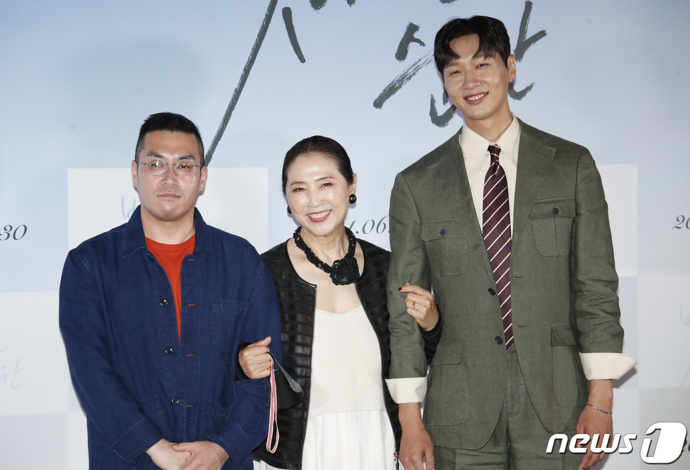 (서울=뉴스1) 권현진 기자 = 소준문 감독(왼쪽부터), 배우 고두심, 지현우가 14일 오후 서울 용산CGV에서 열린 영화 '빛나는 순간' 언론배급시사회에서 포즈를 취하고 있다.' …