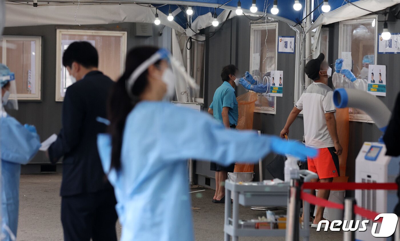 본문 이미지 - 15일 오전 서울 중구 서울역 광장 임시선별검사소에서 시민들이 신종 코로나바이러스 감염증(코로나19) 검사를 받고 있다. 2021.6.15/뉴스1 ⓒ News1 조태형 기자