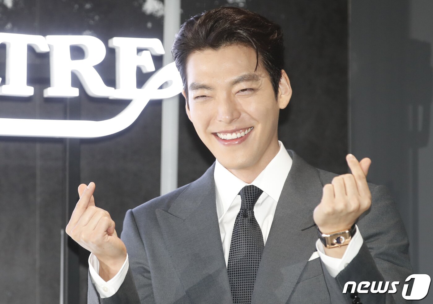 본문 이미지 - 배우 김우빈이 15일 오전 서울 중구 동대문디자인플라자(DDP)에서 열린 한 전시회에 참석해 하트를 그리고 있다. 2021.6.15/뉴스1 ⓒ News1 권현진 기자