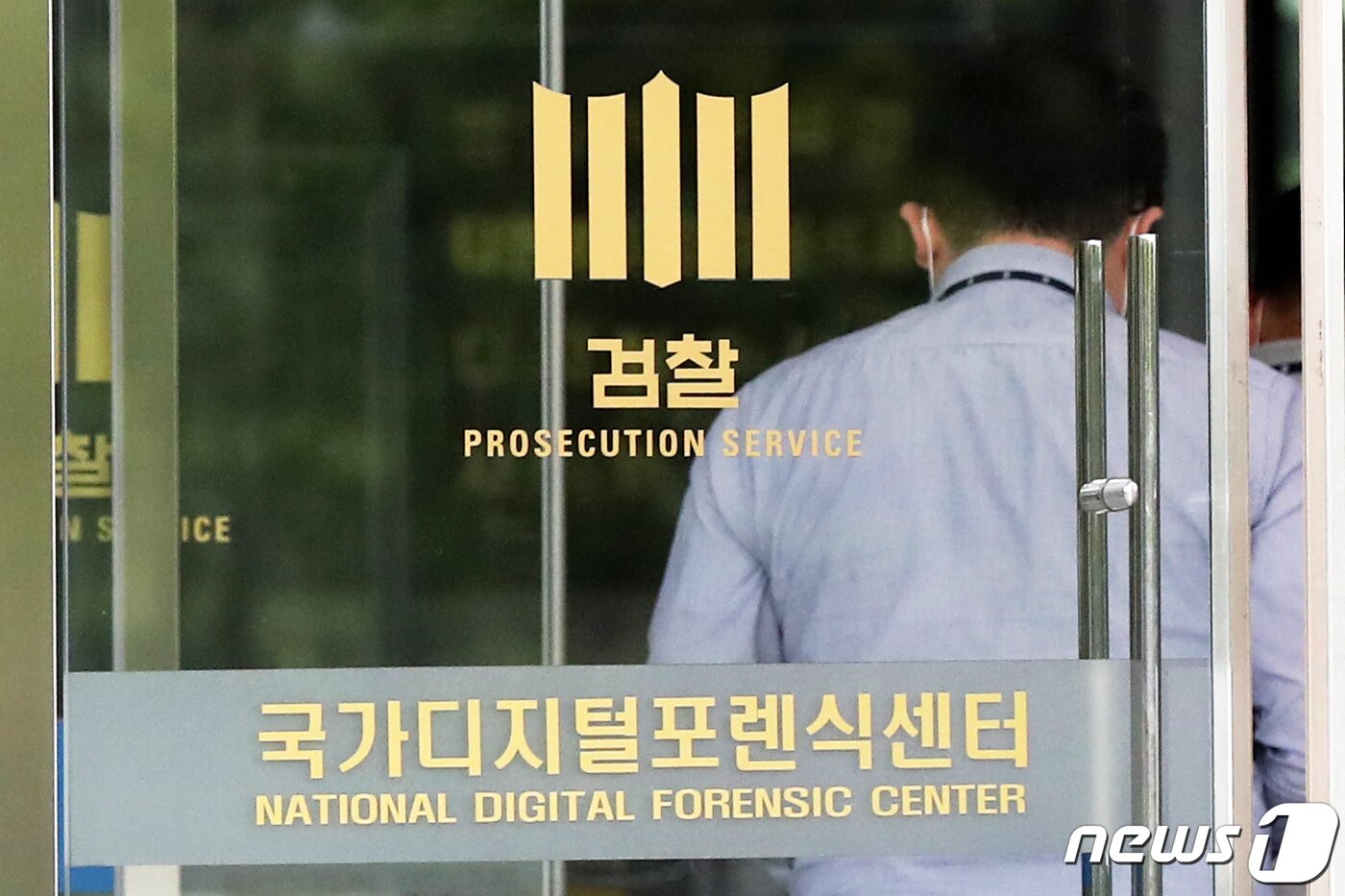 본문 이미지 - 일각에서는 이번 사건으로 갤럭시의 보안 시스템이 부각되며 '아이폰'만 찾는 일부 고위층들이 삼성전자 갤럭시로 넘어갈 가능성도 있다는 우스개 소리도 나온다. 서울 서초구 대검찰청 국가디지털포렌식센터 2021.6.15/뉴스1 ⓒ News1 민경석 기자