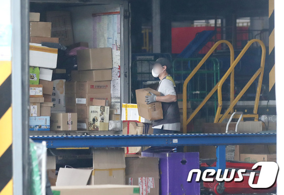 전국택배노조 무기한 파업 일주일째인 15일 오전 서울의 한 택배 물류센터에서 직원이 물건을 정리하고 있다. 2021.6.15/뉴스1 © News1 임세영 기자