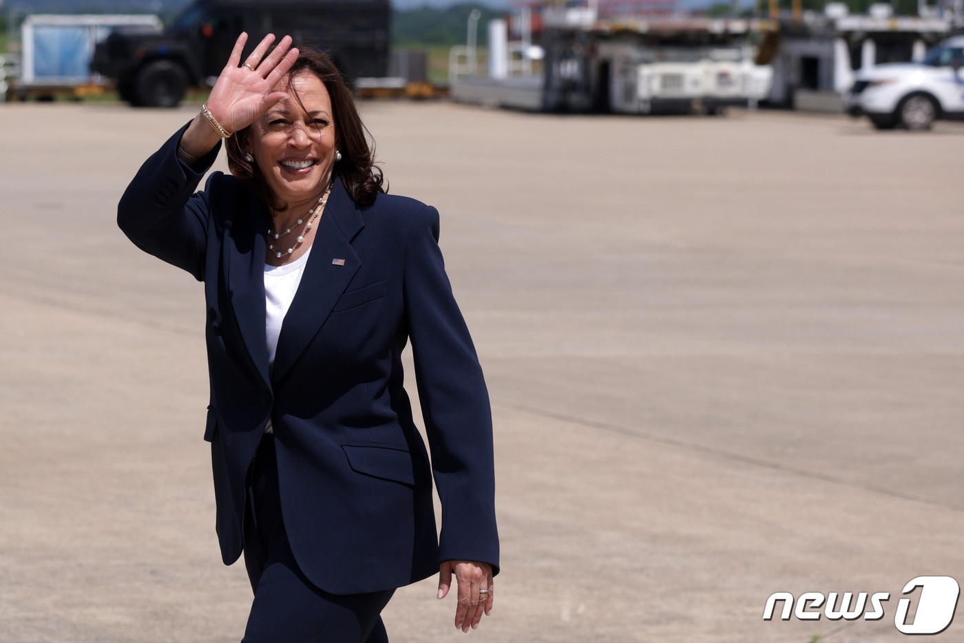 (그리어 AFP=뉴스1) 우동명 기자 = 카멀라 해리스 미국 부통령이 14일(현지시간) 백신 투어를 위해 사우스캐롤라이나주 그리어에 있는 그린빌 스타턴버그 공항에 도착을 하고 있다 …
