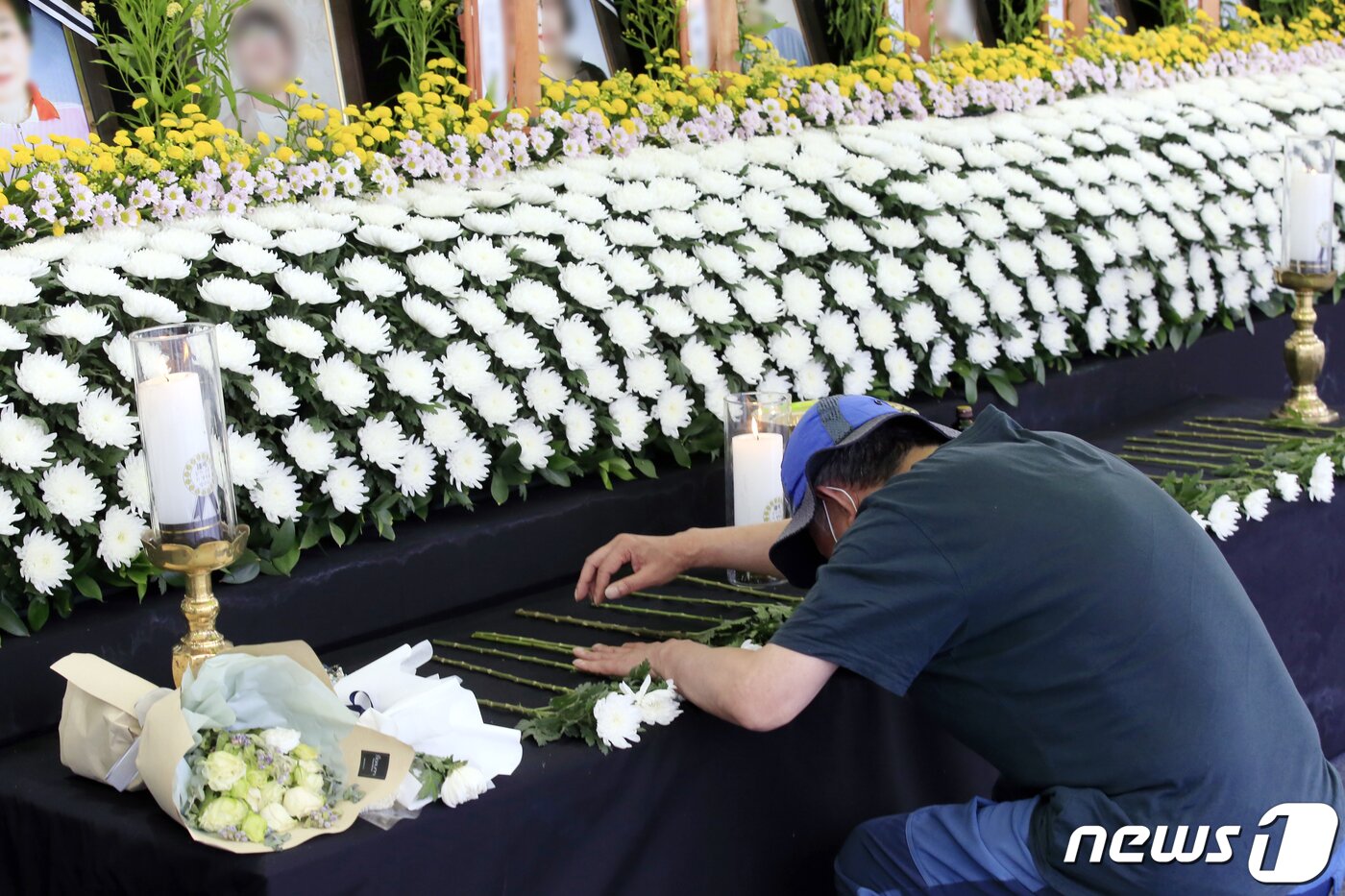 본문 이미지 - 15일 오전 광주 동구청에 마련된 학동4구역 재개발 붕괴 참사 희생자 합동분향소에서 최연소 희생자 김군의 아버지가 오열하고 있다. 고교생 김군은 지난 9일 동아리모임을 위해 비대면수업인데도 학교를 찾았다가 '54번' 버스에 올라탄 뒤 끝내 돌아오지 못했다. 2021.6.15/뉴스1 ⓒ News1 정다움 기자
