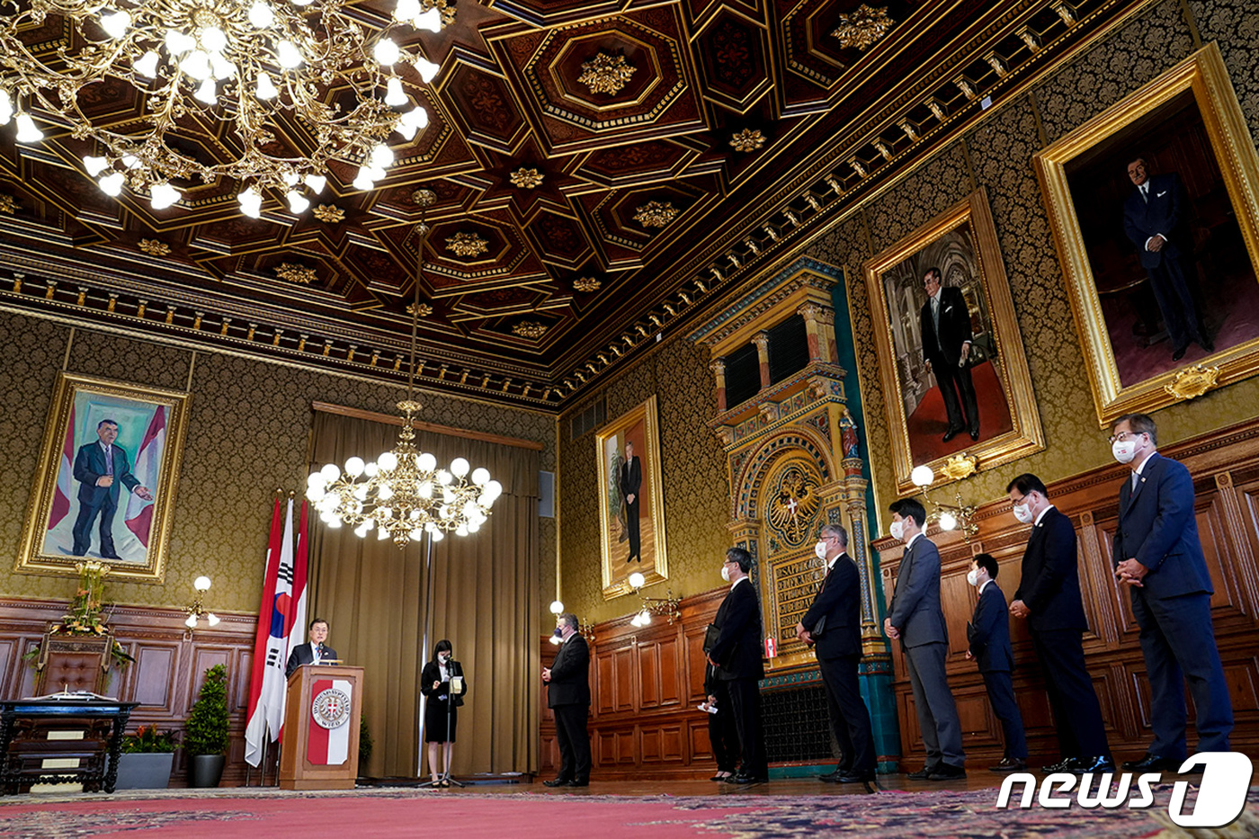 (서울=뉴스1) = 오스트리아를 국빈 방문 중인 문재인 대통령이 14일(현지시간) 오스트리아의 수도 빈 시청을 방문, 미하엘 루드비히 시장의 환영사에 답사하고 있다. (청와대 제공 …