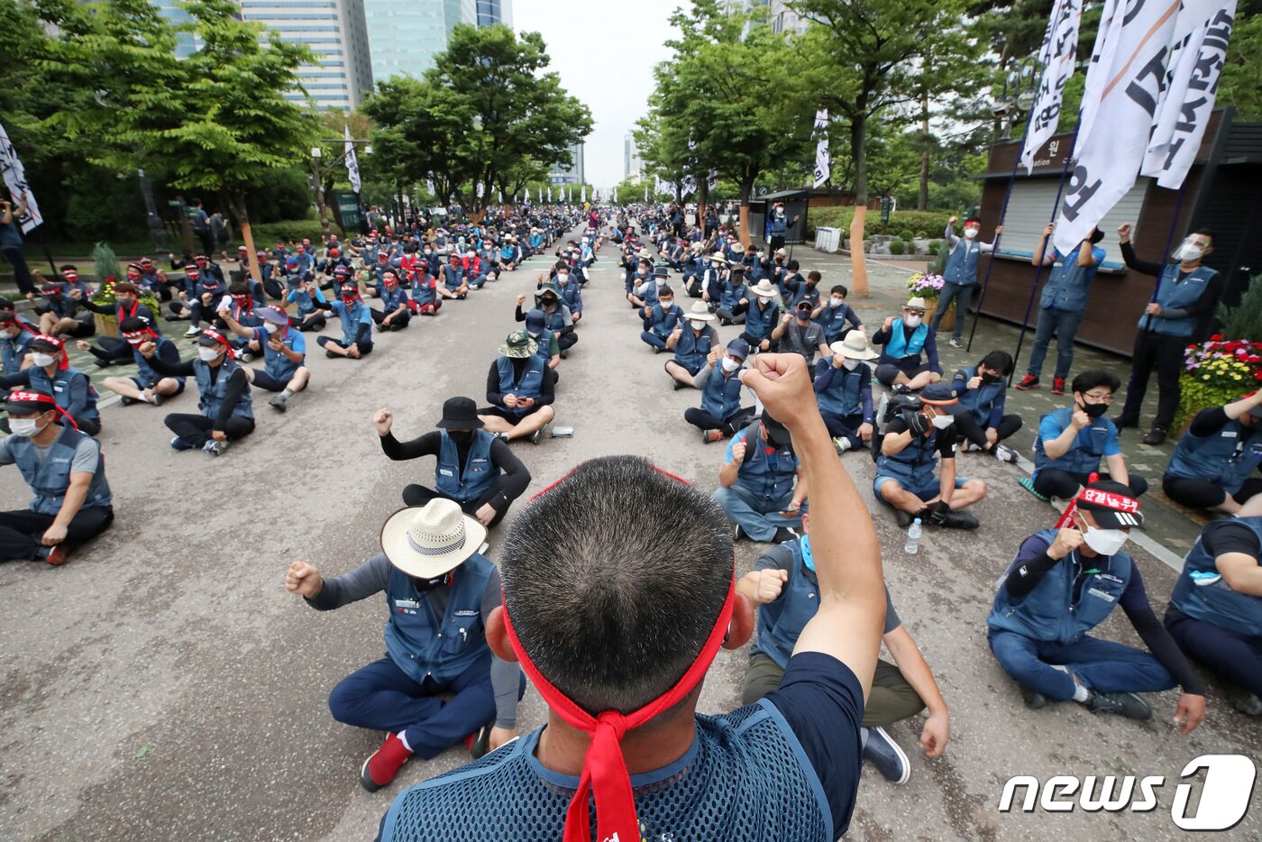 본문 이미지 - 15일 오후 서울 영등포구 여의도공원에서 전국택배노동조합원들이 택배 노동자들의 과로사 문제 해결을 촉구하는 집회를 하고 있다. 조태형 기자