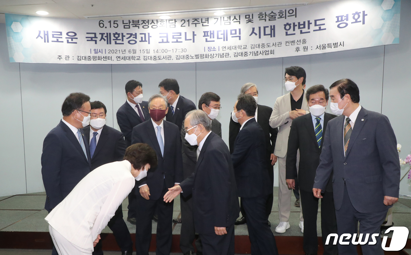 (서울=뉴스1) 송원영 기자 = 15일 서울 마포구 연세대 김대중도서관에서 열린 6·15 남북정상회담 21주년 기념식에서 김부겸 국무총리를 비롯한 더불어민주당 송영길 대표, 이낙연 …