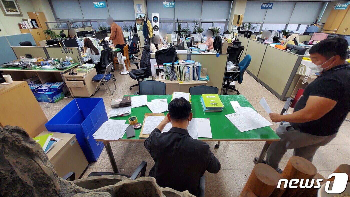 본문 이미지 - 15일 오후 광주 동구청에서 경찰이 학동4구역 재개발구역 건물 붕괴 참사 관련 압수수색을 벌이고 있다. 2021.6.15/뉴스1 ⓒ News1 황희규 기자