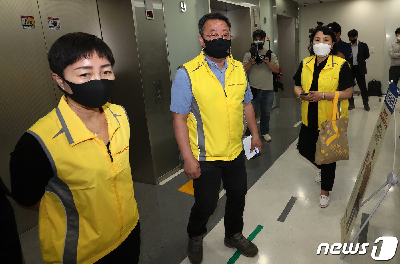 본문 이미지 - 유경근 4.16세월호참사가족협의회 집행위원장(가운데)과 유가족들이 15일 오후 이현주 세월호 진상규명 특별검사 면담을 위해 서울 강남구 특검 사무실로 들어서고 있다. 2021.6.15/뉴스1 ⓒ News1 박세연 기자