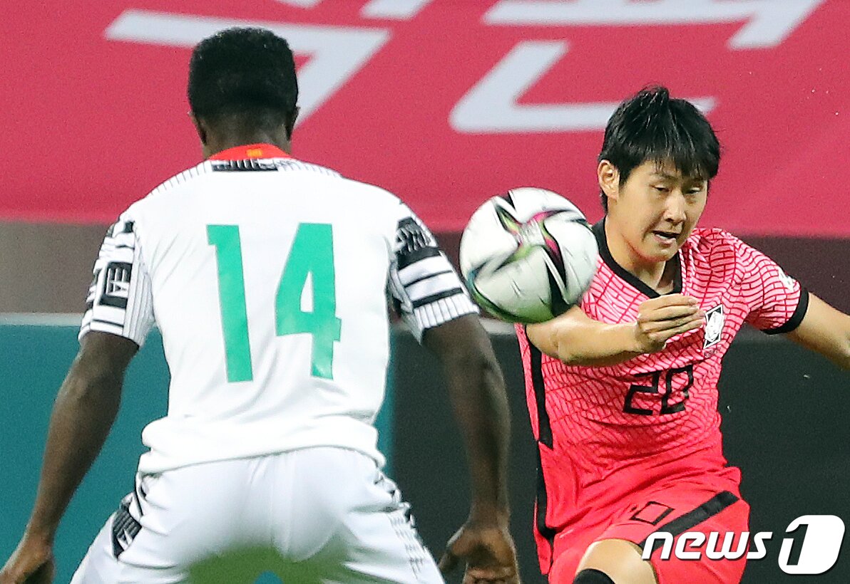 본문 이미지 - 15일 오후 제주도 서귀포시 제주월드컵경기장에서 열린 U-24 올림픽 축구대표팀 친선경기 대한민국과 가나의 경기에서 이강인이 패스하고 있다. 2021.6.15/뉴스1 ⓒ News1 이재명 기자