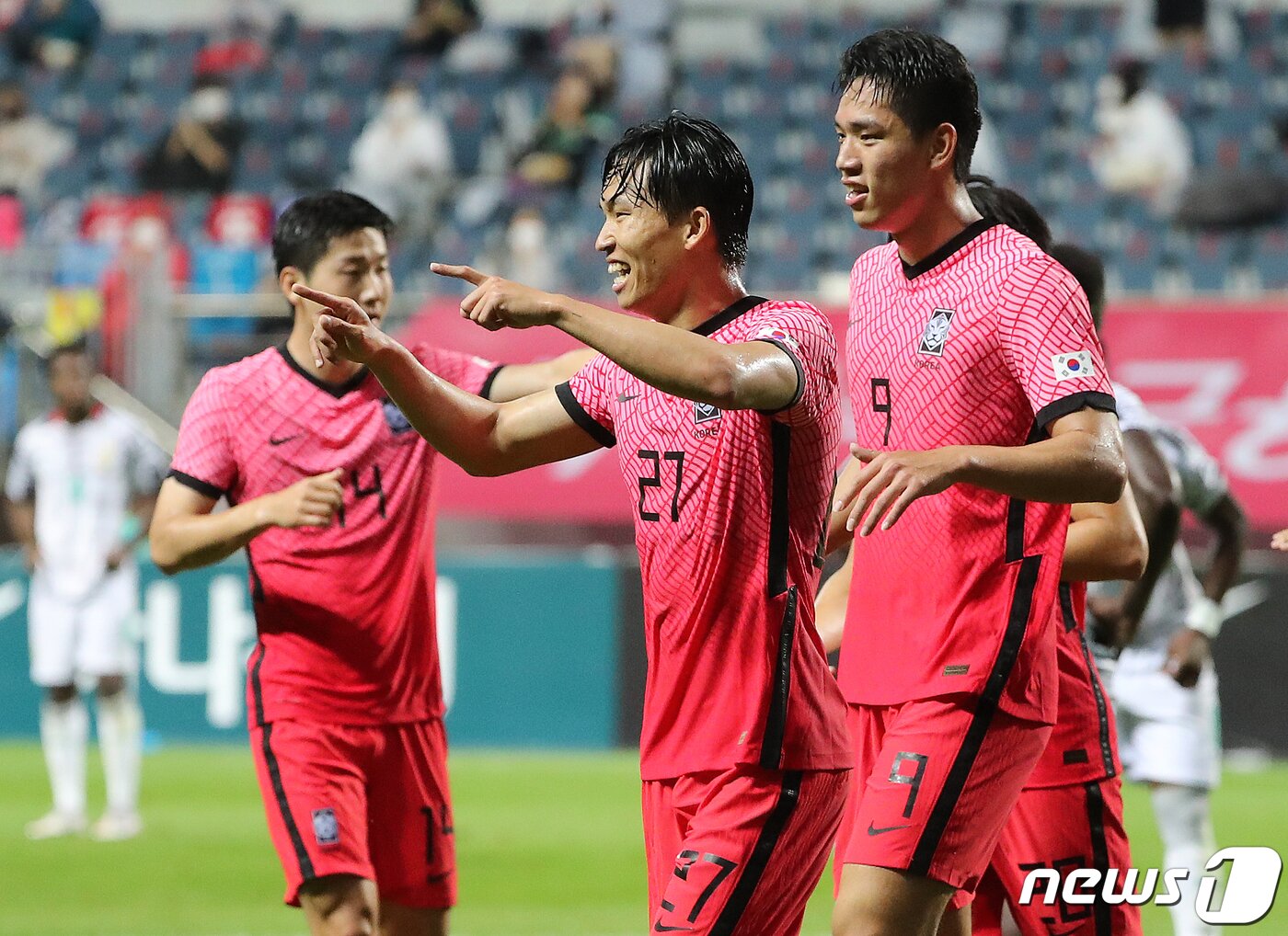 본문 이미지 - 15일 오후 제주도 서귀포시 제주월드컵경기장에서 열린 U-24 올림픽 축구대표팀 친선경기 대한민국과 가나의 경기에서 선취골을 넣은 정우영이 기뻐하고 있다. 2021.6.15/뉴스1 ⓒ News1 이재명 기자