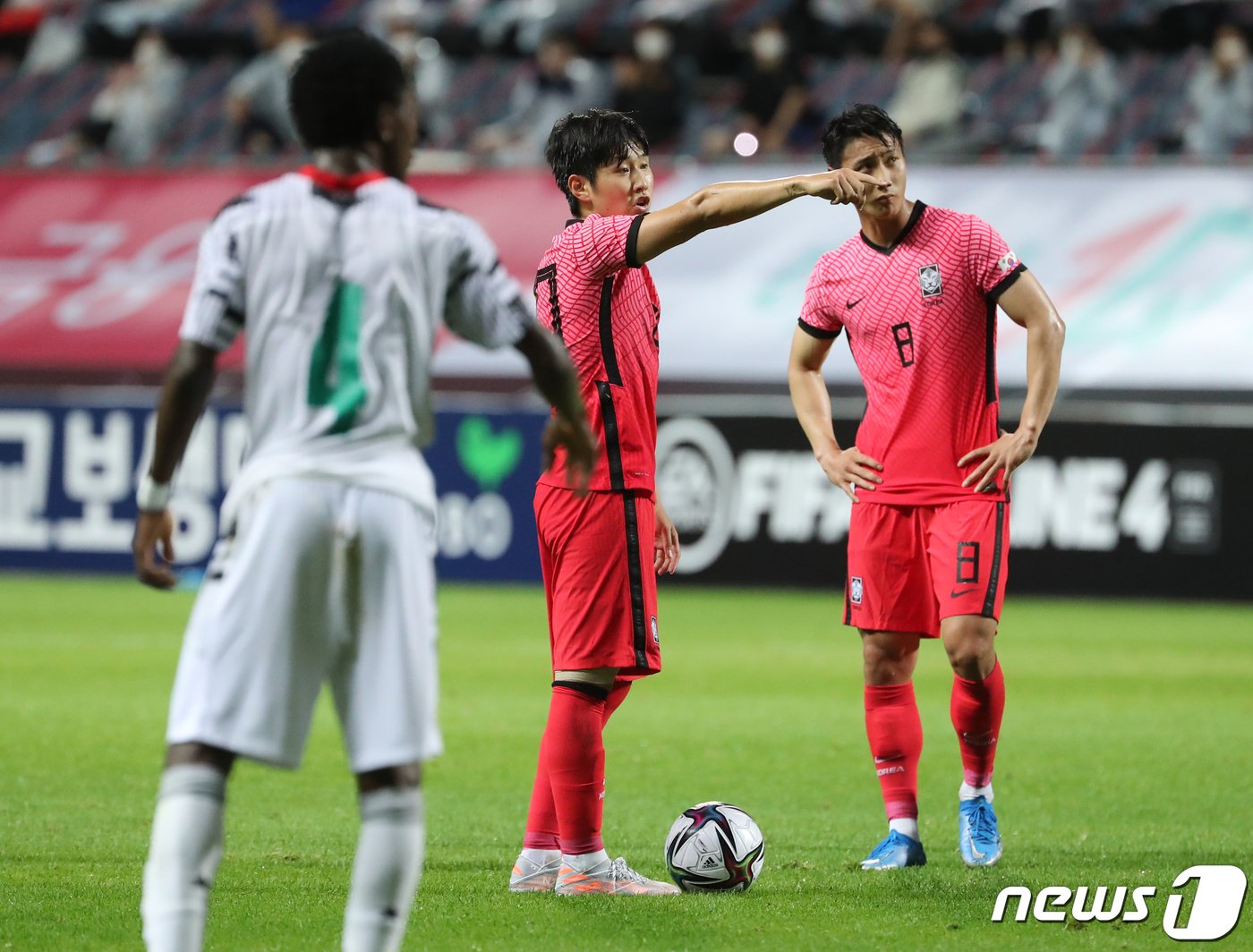 축구대표팀의 이강인과 백승호. /뉴스1 ⓒ News1 이재명 기자