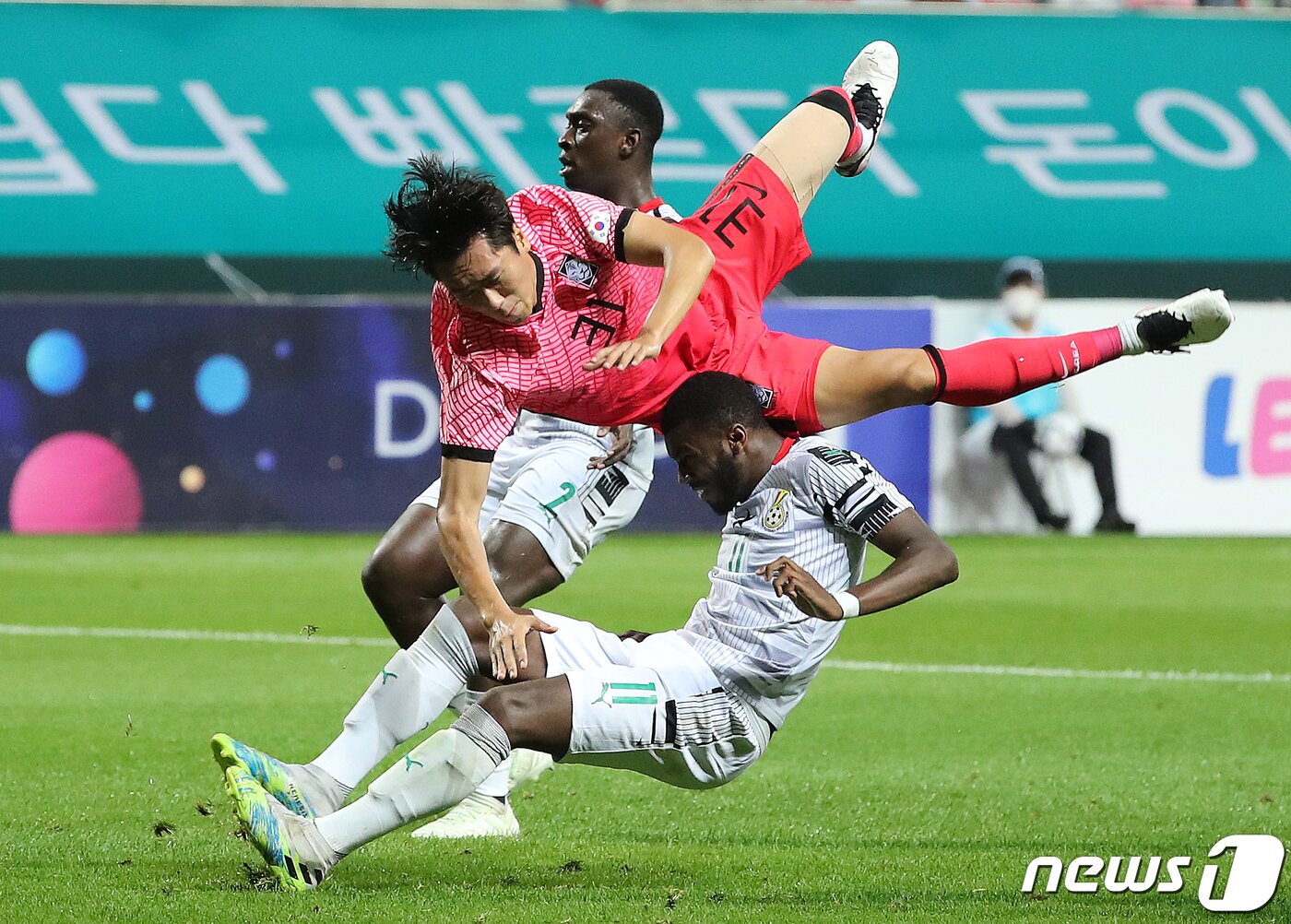 본문 이미지 - 15일 오후 제주도 서귀포시 제주월드컵경기장에서 열린 U-24 올림픽 축구대표팀 친선경기 대한민국과 가나의 경기에서 원두재가 헤더슛을 한 후 착지하는 과정에서 넘어지고 있다. 2021.6.15/뉴스1 ⓒ News1 이재명 기자