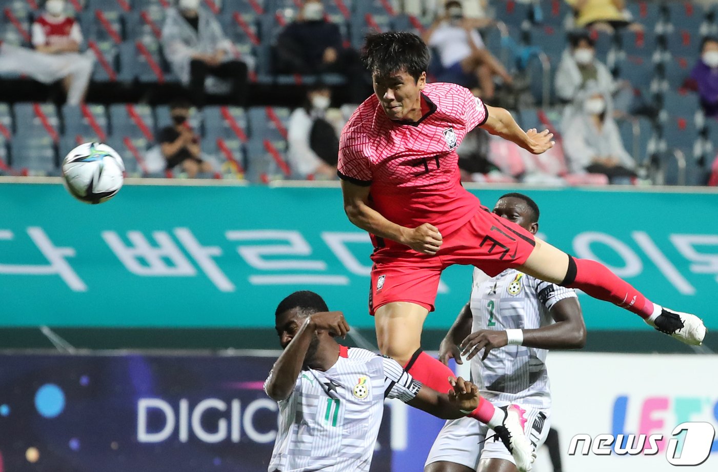 본문 이미지 - 15일 오후 제주도 서귀포시 제주월드컵경기장에서 열린 U-24 올림픽 축구대표팀 친선경기 대한민국과 가나의 경기에서 원두재가 헤더슛을 하고 있다. 2021.6.15/뉴스1 ⓒ News1 이재명 기자
