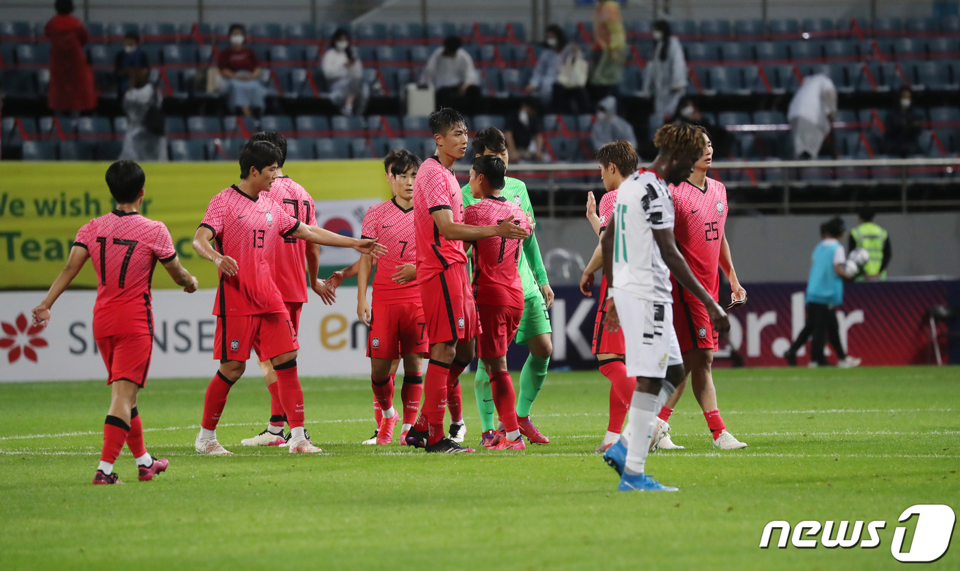 (서귀포=뉴스1) 오현지 기자 = 15일 오후 제주도 서귀포시 제주월드컵경기장에서 열린 U-24 올림픽 축구대표팀 친선경기 대한민국과 가나의 경기에서 2대1로 승리한 대한민국 선수 …