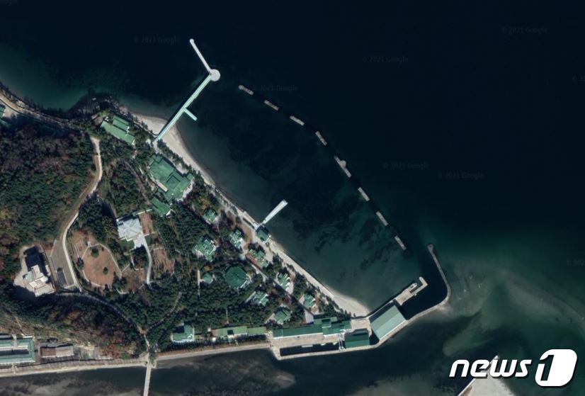 본문 이미지 - 북한 강원도 원산에 있는 김정은 조선노동당 총비서 특각(별장) 일대를 촬영한 인공위성 사진 (구글어스 캡처) ⓒ 뉴스1
