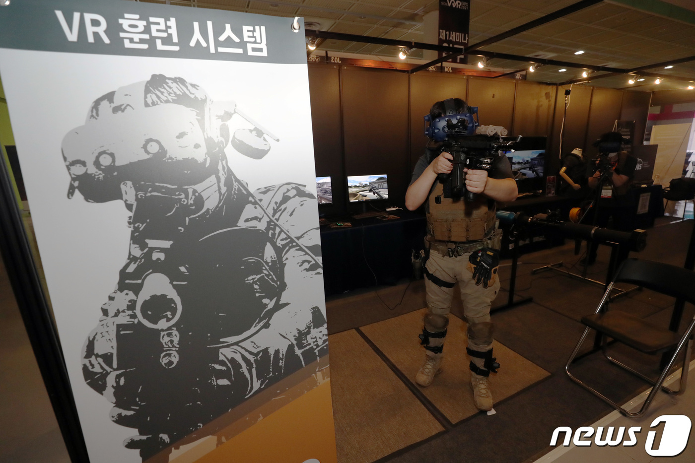 (서울=뉴스1) 박세연 기자 = 16일 서울 강남구 코엑스에서 열린 '서울가상증강현실박람회(VR AR EXPO 2021)'를 찾은 관람객이 VR훈련 시스템을 체험하고 있다.VR, …