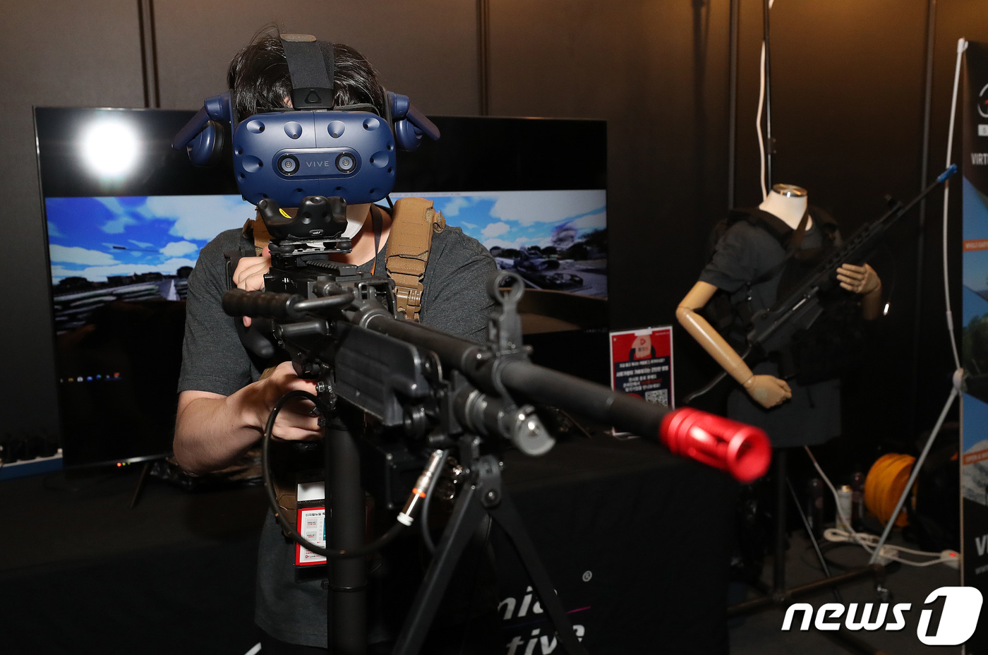 (서울=뉴스1) 박세연 기자 = 16일 서울 강남구 코엑스에서 열린 '서울가상증강현실박람회(VR AR EXPO 2021)'를 찾은 관람객이 VR훈련 시스템을 체험하고 있다.VR, …