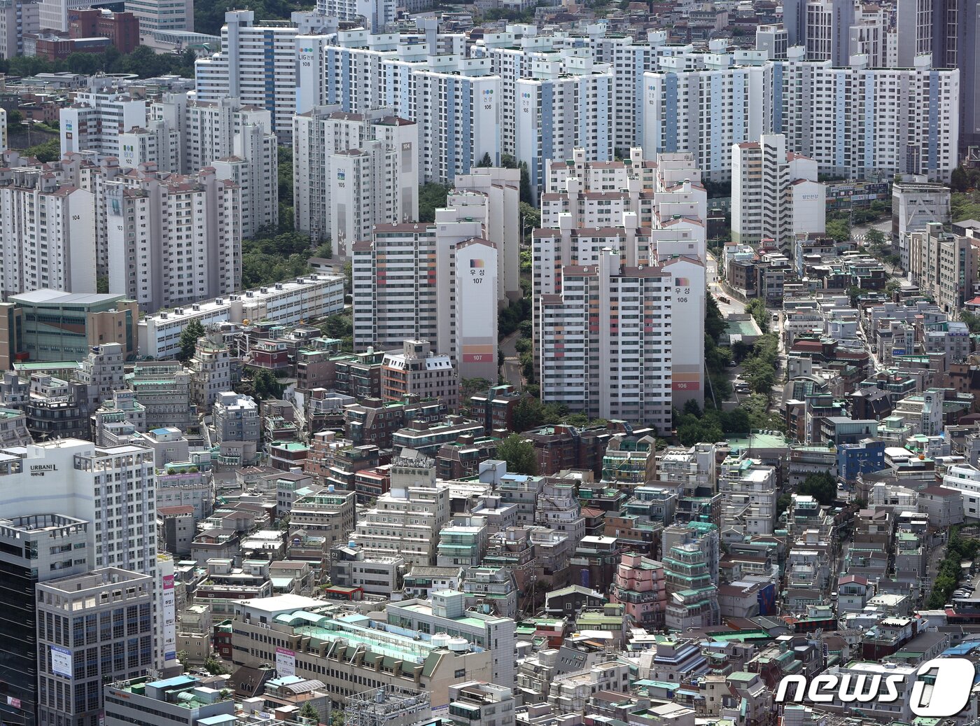 본문 이미지 - 서울 여의도 63전망대에서 바라본 아파트와 빌라촌의 모습.  ⓒ 뉴스1 신웅수 기자