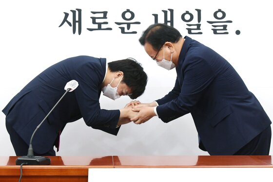 본문 이미지 - 이준석 국민의힘 대표(왼쪽)가 16일 오전 서울 여의도 국회에서 인사차 방문한 김부겸 국무총리에게 폴더인사를 하고 있다. 김 총리는 이준석 대표 부친의 경북고 1년 선배이자 서울대 동문이다. ⓒ News1 