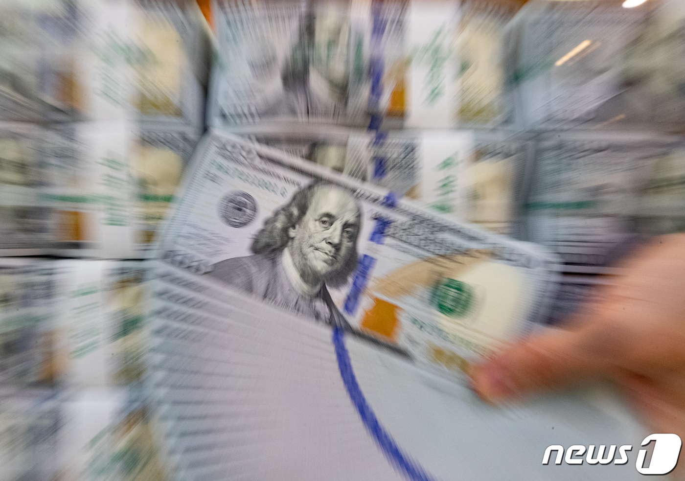 (서울=뉴스1) 이재명 기자 = 지난달 우리나라 달러화예금이 820억달러에 육박하며 사상 최대치를 경신했다. 지난 4월에 이은 2개월 연속 사상 최대 기록이다. 수출 호조세가 이어 …