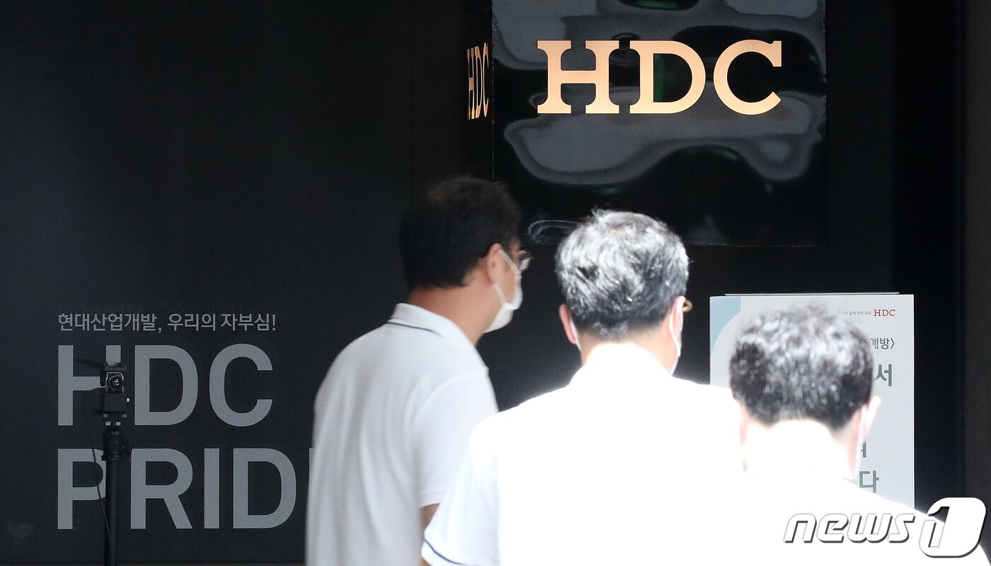 본문 이미지 - 광주 동구 학동 재개발사업 4구역 5층 건물 붕괴 참사를 수사 중인 경찰이 서울 용산구 현대산업개발&#40;HDC&#41; 본사를 압수수색하는 모습. ⓒ News1 김진환 기자