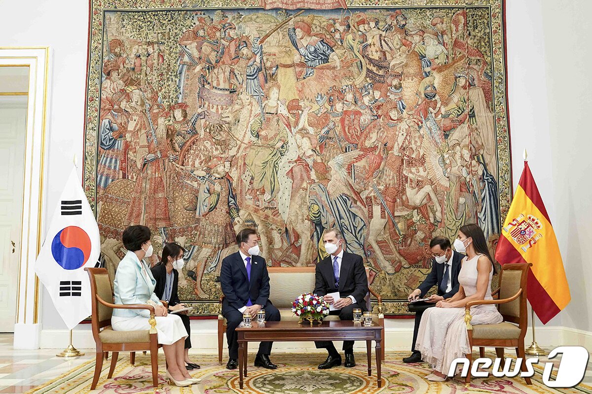 본문 이미지 - 문재인 대통령이 스페인 마드리드왕궁에서 열린 공식 환영식에 참석해 펠리페 6세 국왕과 환담한 모습. 왼쪽에선 이홍주 행정안전부 사무관이 문 대통령의 통역을, 오른쪽에선 한원덕 교수가 스페인 국왕의 통역을 진행했다. (청와대 제공)2021.6.16/뉴스1