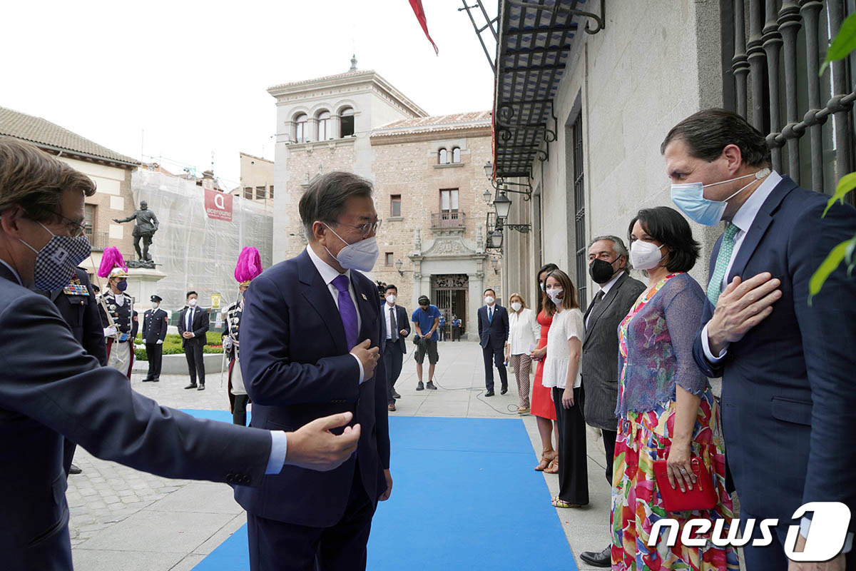 (서울=뉴스1) = 스페인을 국빈 방문 중인 문재인 대통령이 15일(현지시간) 스페인 마드리드 시청을 방문해 관계자들과 인사나누고 있다. (청와대 제공)2021.6.16/뉴스1