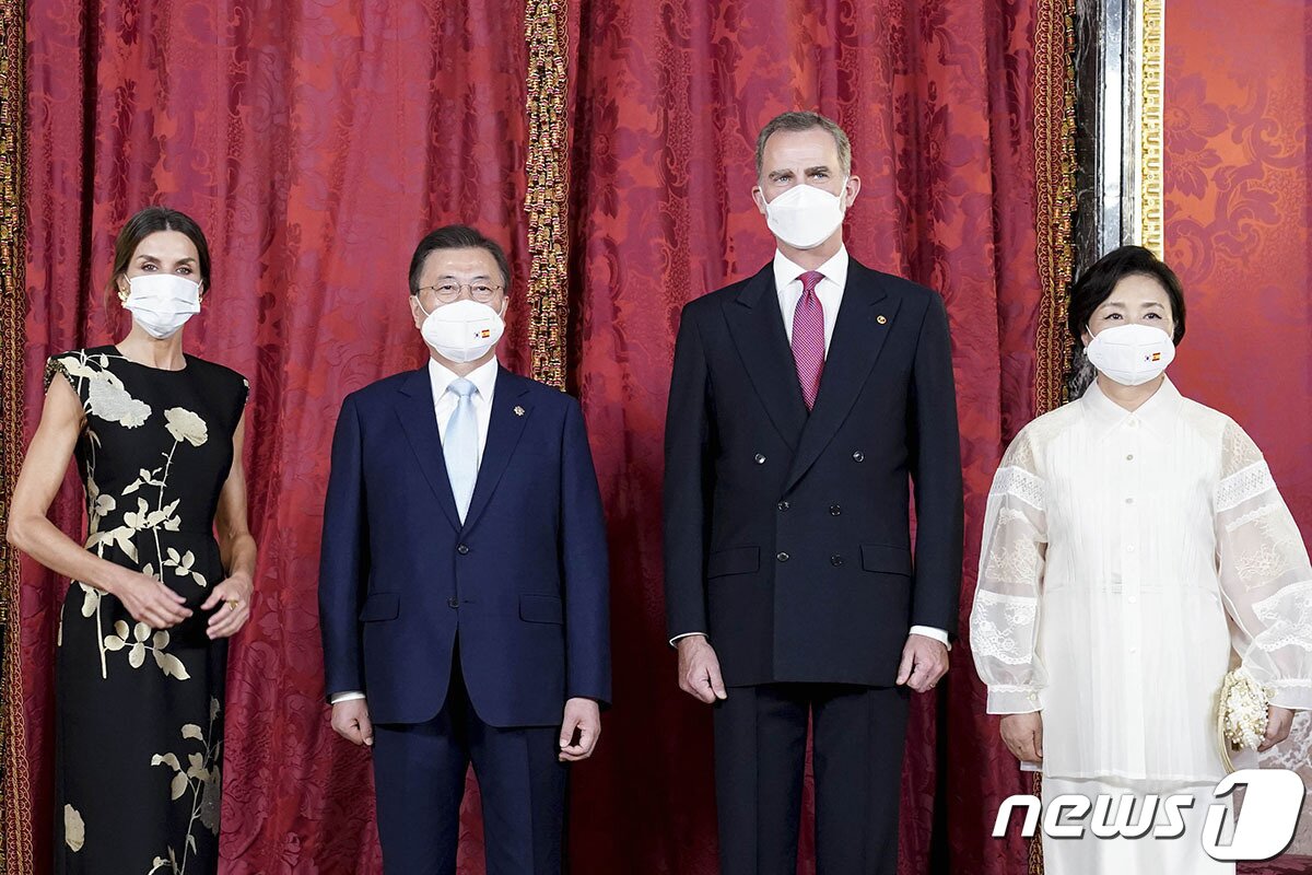 본문 이미지 - 스페인을 국빈 방문 중인 문재인 대통령과 부인 김정숙 여사가 15일(현지시간) 스페인 마드리드 왕궁에서 열린 국빈만찬에 참석하며 펠리페 6세 국왕 내외와 기념촬영을 하고 있다. (청와대 제공)