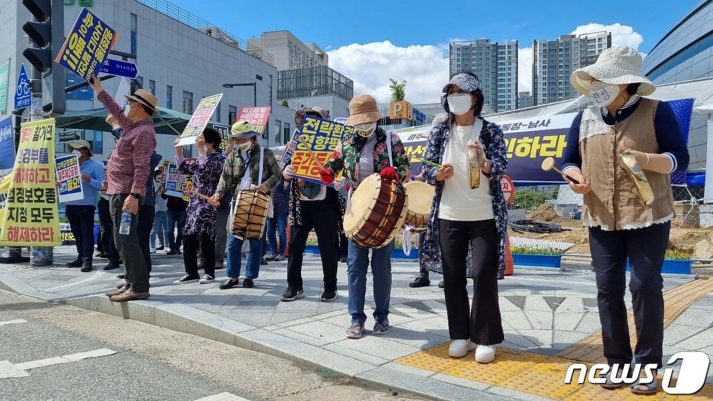 16일 세종시 정부청사 환경부 후문에서 제주 제2공항 건설촉구 범도민연대와 성산읍 청년 희망포럼 회원들이 제주 제2공항 전략환경영향평가 즉각 동의와 제2공항 정상추진을 촉구하고 있다. 2021.6.16/뉴스1 ⓒ 뉴스1