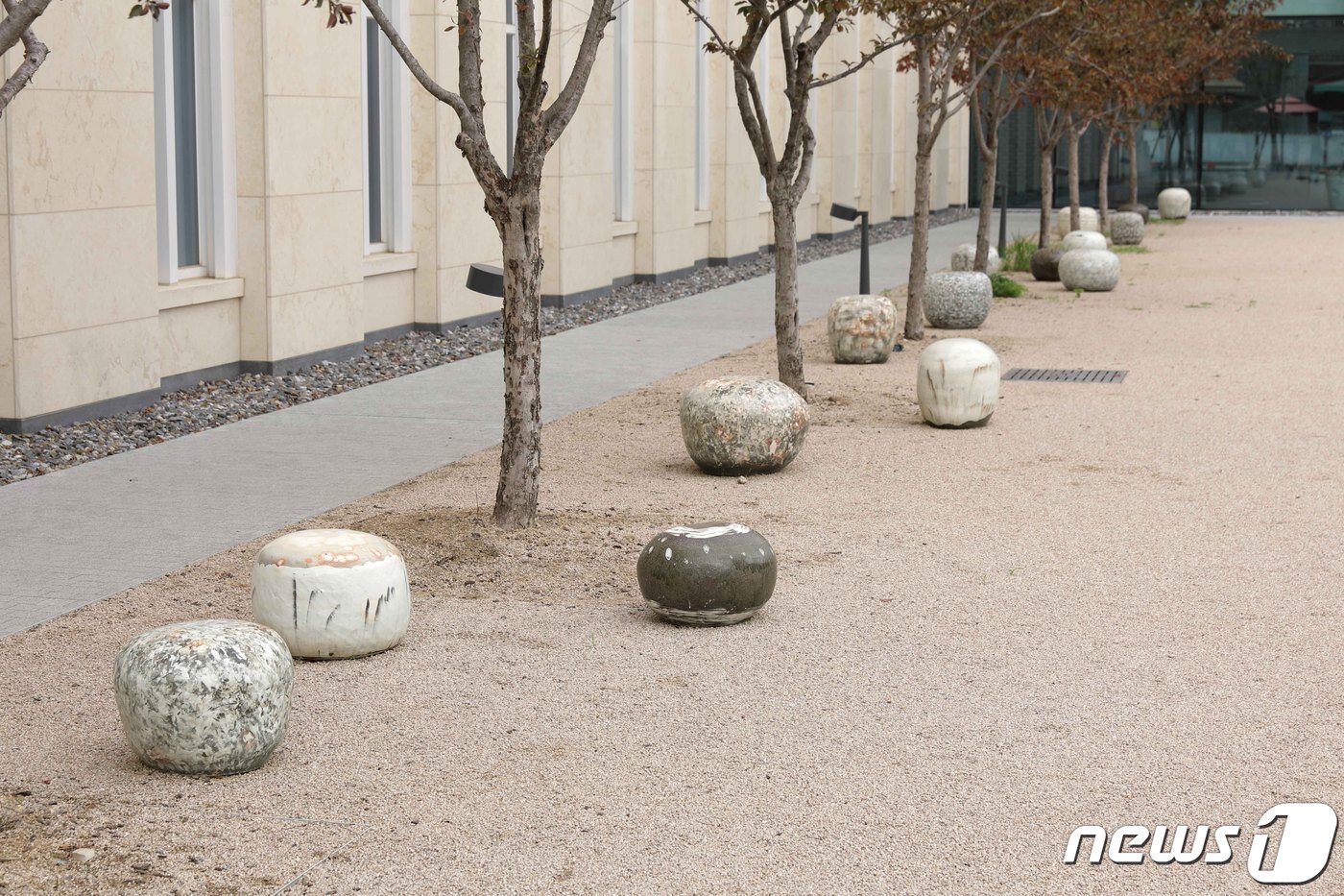 본문 이미지 - 이강효 작가의 '휴식, 사유, 소통의 분청의자'ⓒ 뉴스1