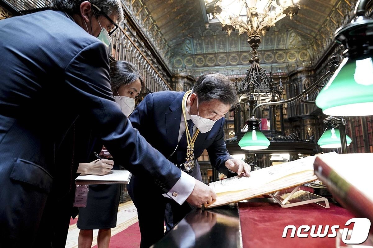 본문 이미지 - 스페인을 국빈 방문 중인 문재인 대통령이 16일(현지시간) 스페인 마드리드 상원의사당에서 상·하원 합동 연설을 마친 후 상원 도서관을 방문, '조선왕국전도'를 살펴보고 있다. (청와대 제공)