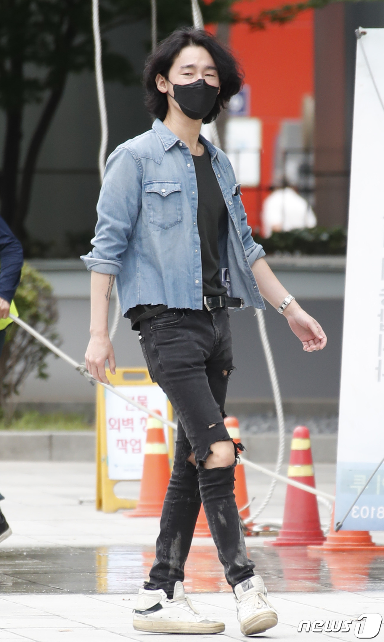 (서울=뉴스1) 권현진 기자 = 방송인 허지웅이 17일 오전 서울 양천구 목동SBS에서 열리는 라디오 '허지웅쇼'를 위해 출근을 하며 인사를 하고 있다. 2021.6.17/뉴스1