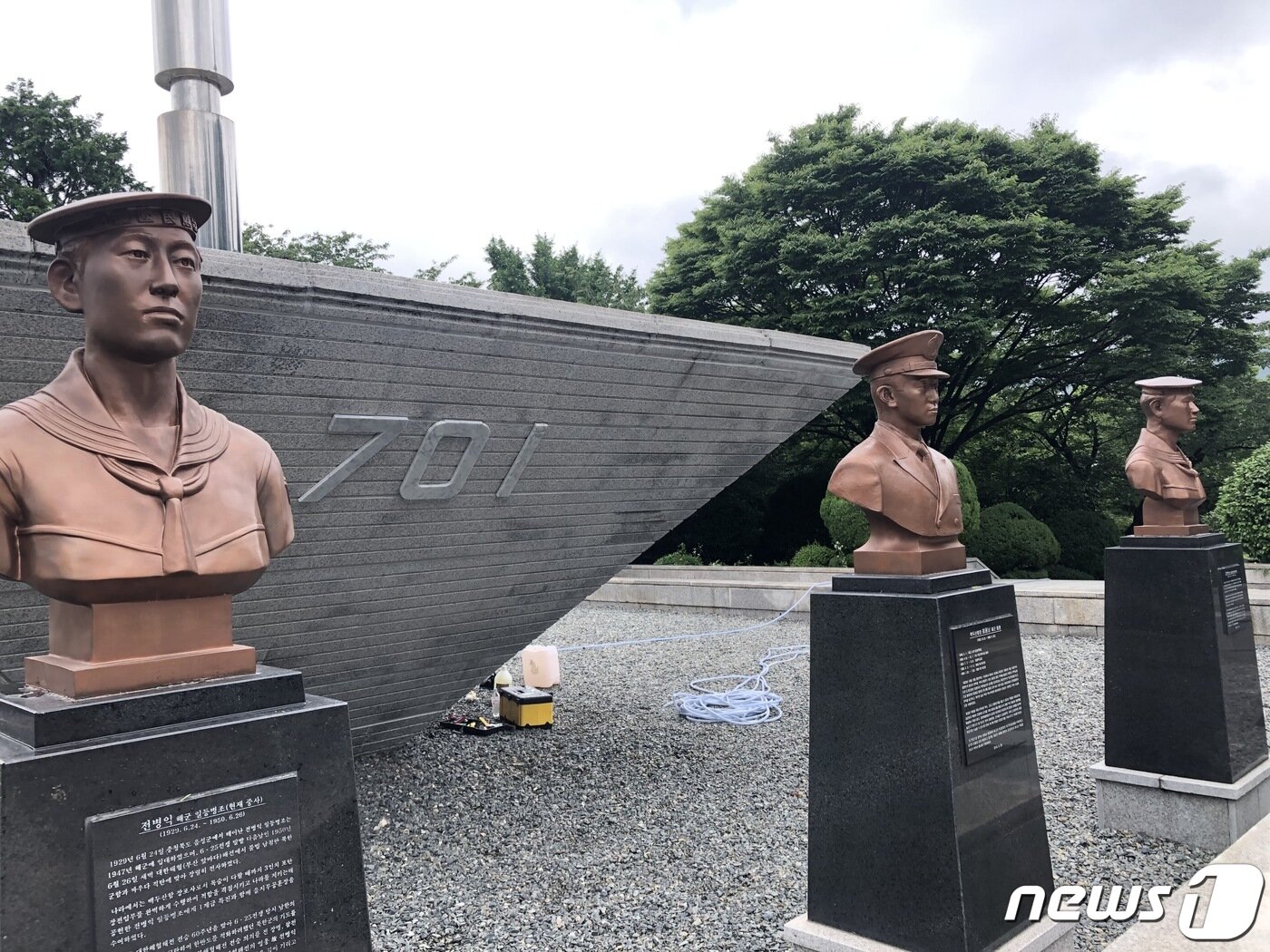 본문 이미지 - 부산 중구 중앙공원에 마련된 백두산함 승조원 흉상과 기념비.2021.6.17/ⓒ 뉴스1 백창훈 기자