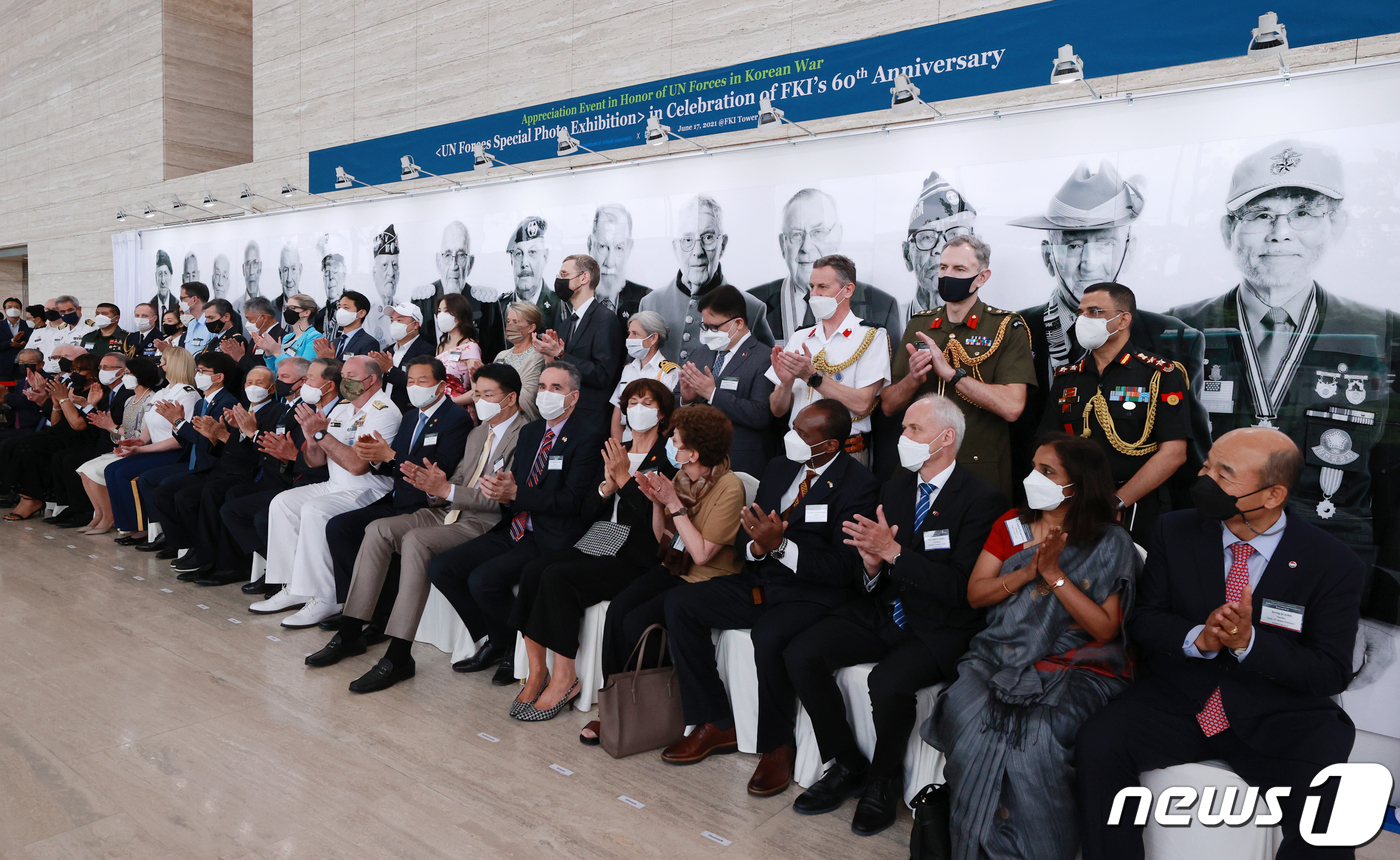 (서울=뉴스1) 신웅수 기자 = 허창수 전국경제인연합회 회장이 17일 오전 서울 여의도 전경련회관에서 열린 한국전 참전국·참전용사 후손 초청 감사회에서 참석자들과 함게 라미 현 사 …