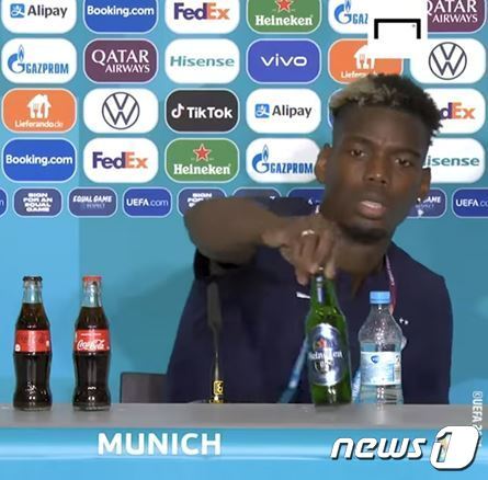 본문 이미지 - 맥주병을 치우는 폴 포그바&#40;uEFA 영상 캡처&#41;ⓒ 뉴스1