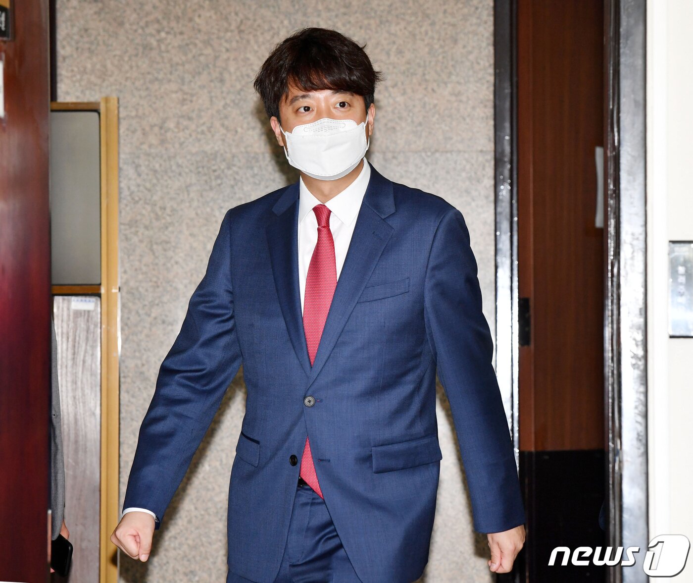 본문 이미지 - 이준석 국민의힘 대표가 17일 서울 여의도 국회에서 여영국 정의당 대표를 만나기 위해 정의당 대표실로 들어서고 있다. 2021.6.17/뉴스1 ⓒ News1 구윤성 기자